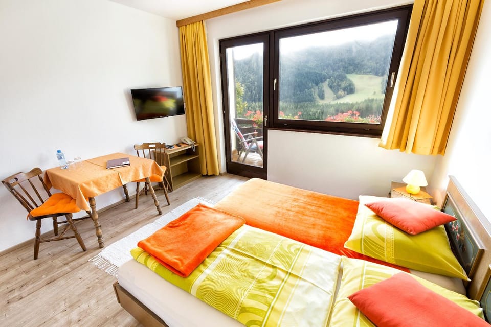 Balcony/Terrace, Photo of the whole room, Seating area, Bedroom, Mountain view