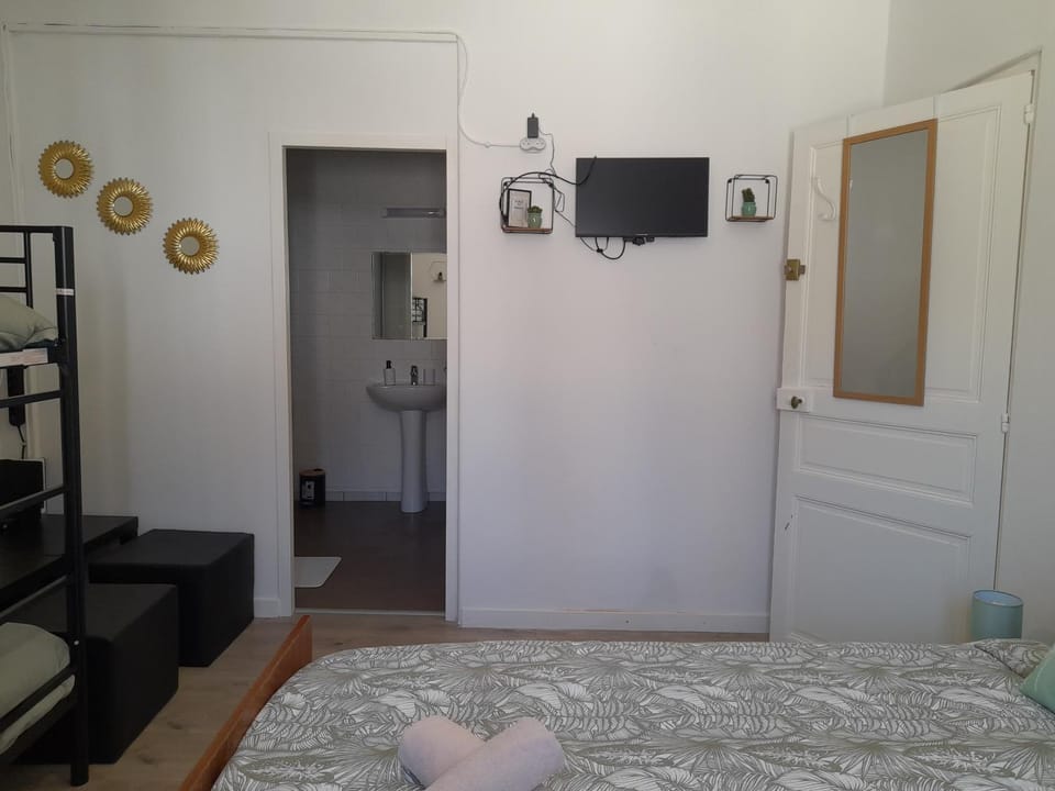 Bed, Bathroom, TV and multimedia, Photo of the whole room, Bedroom, towels
