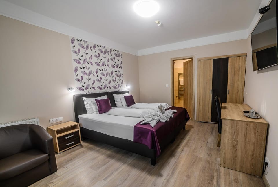 Bed, TV and multimedia, Photo of the whole room, Seating area, Bedroom, towels, wardrobe
