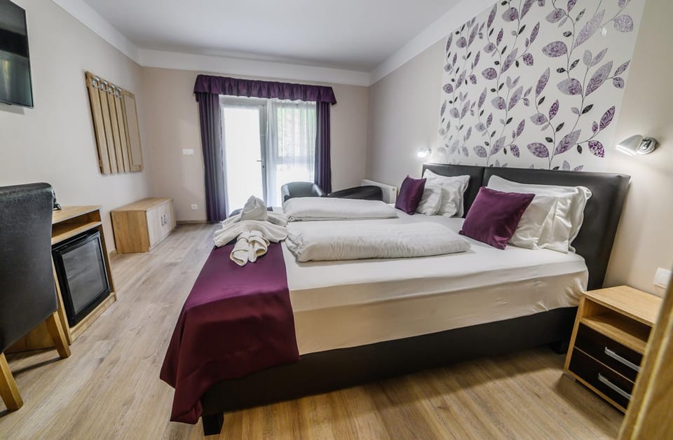 Bed, TV and multimedia, Photo of the whole room, Bedroom, towels