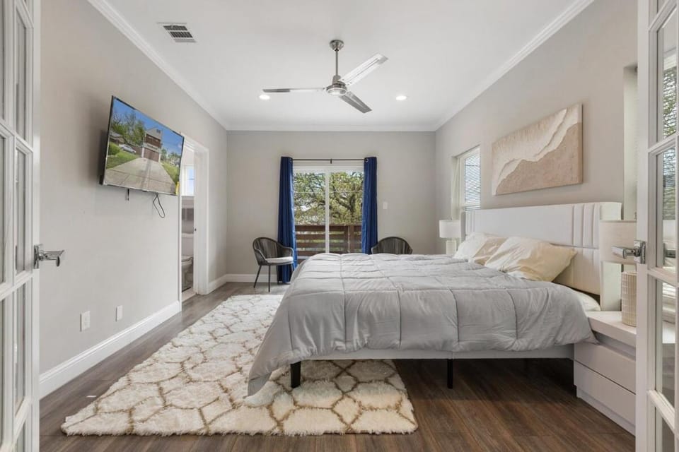 Bed, TV and multimedia, Bedroom