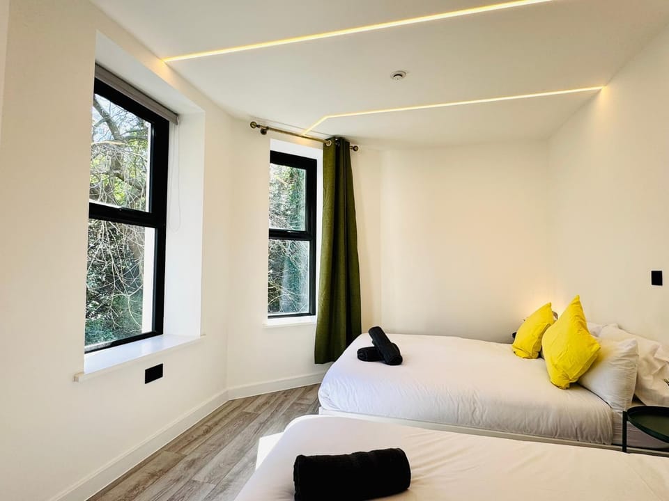 Bed, Photo of the whole room, Bedroom, towels