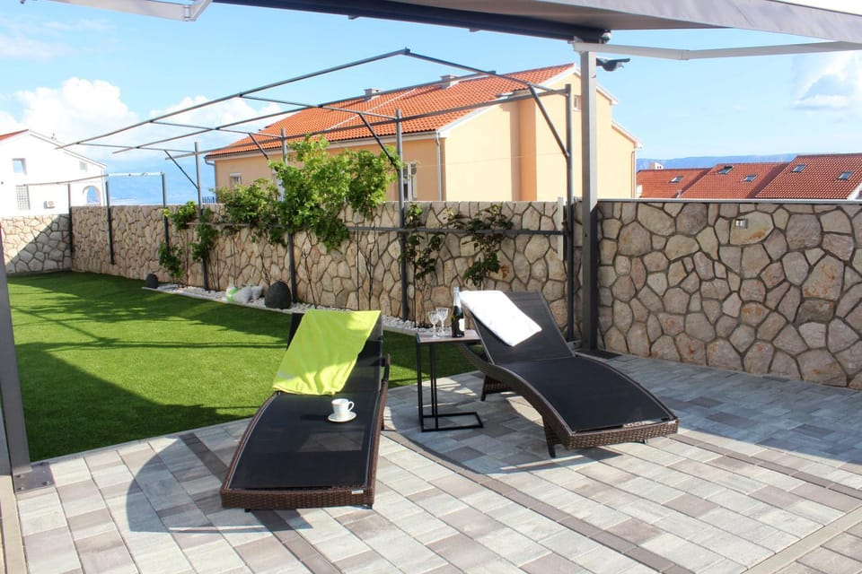 Patio, Day, Garden, Balcony/Terrace, sunbed