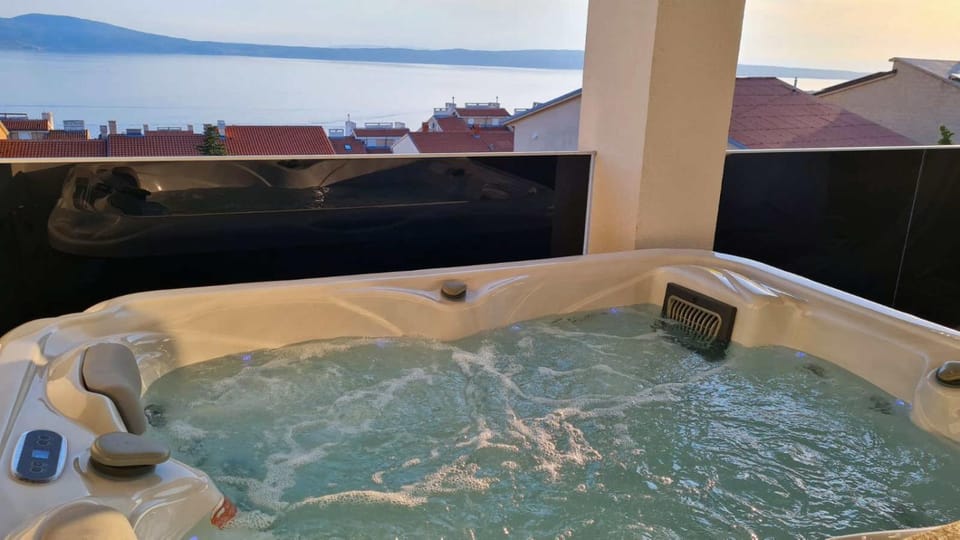 Hot Tub, Hot Tub, Spa and wellness centre/facilities