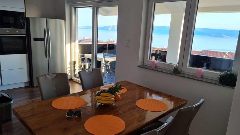 View (from property/room), Balcony/Terrace, Kitchen or kitchenette, Seating area, Dining area, Sea view