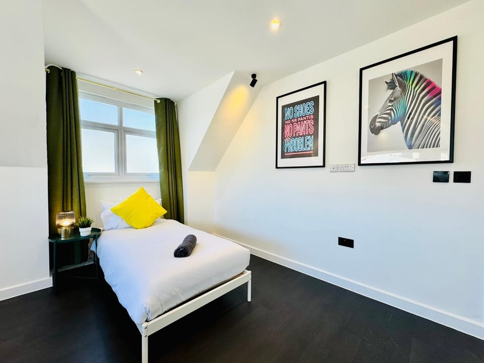 BIG Penthouse - 3-Bedroom - 2-Bathroom - Sleeps 8 Apartment in Bournemouth