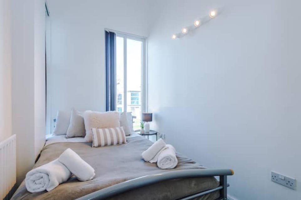 Bed, Bedroom, heating, internet, towels