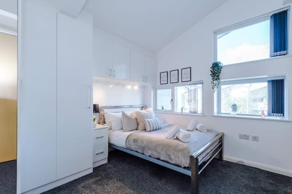 Bed, Bedroom, heating, internet, towels, wardrobe