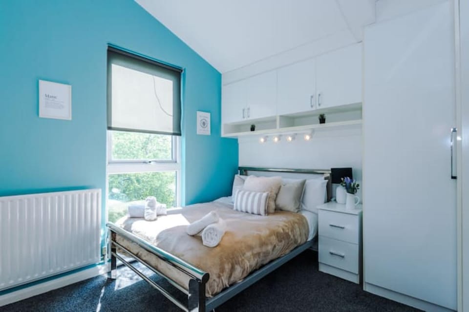 Bed, Bedroom, heating, internet, towels, wardrobe