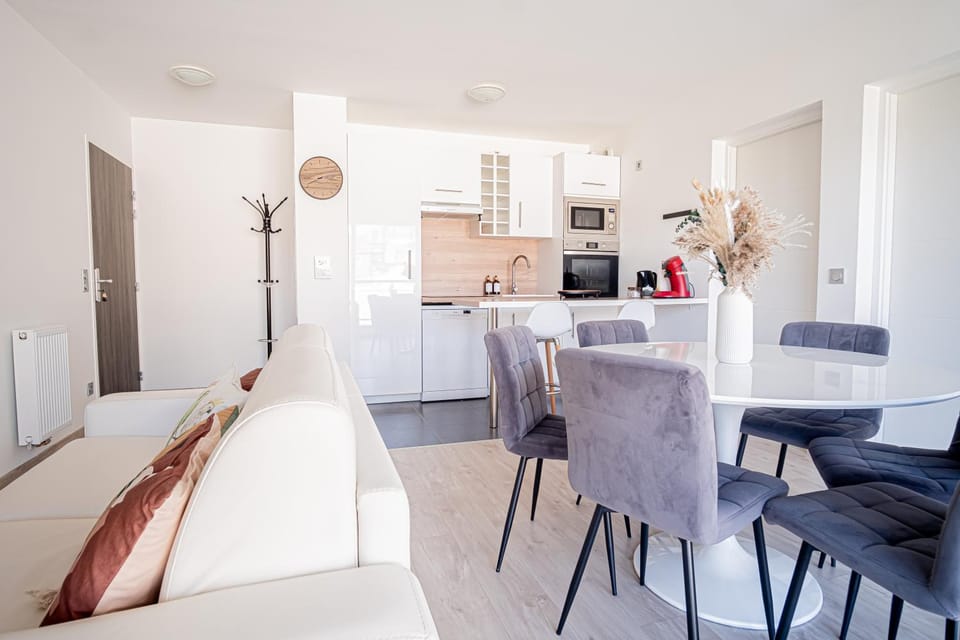 Dining area, Meals