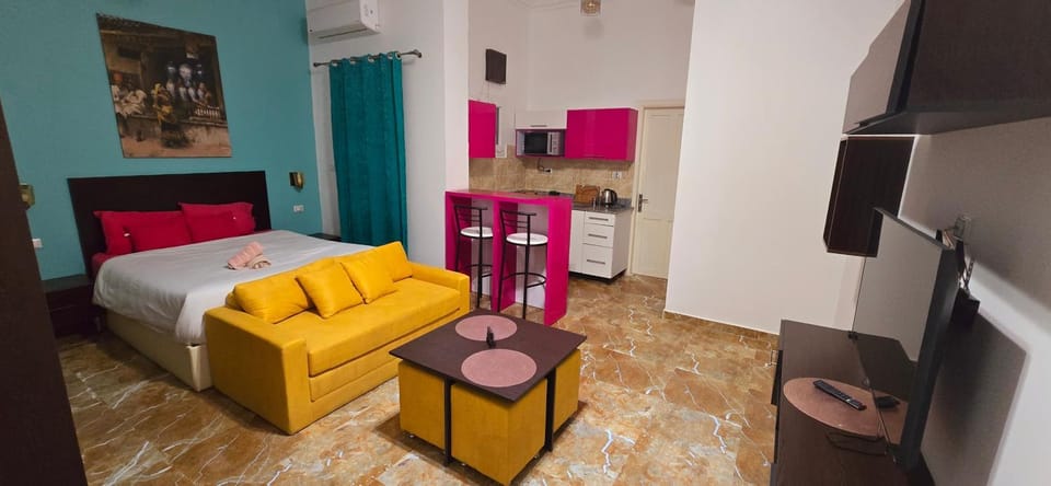 Bed, TV and multimedia, Kitchen or kitchenette, Living room, Photo of the whole room, Seating area, Bedroom