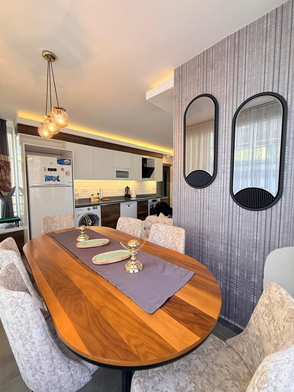 Kitchen or kitchenette, Dining area