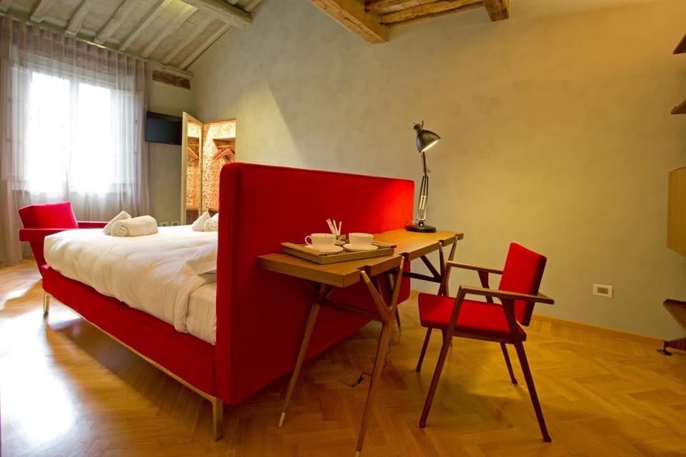 Bed, Photo of the whole room, Seating area, Bedroom
