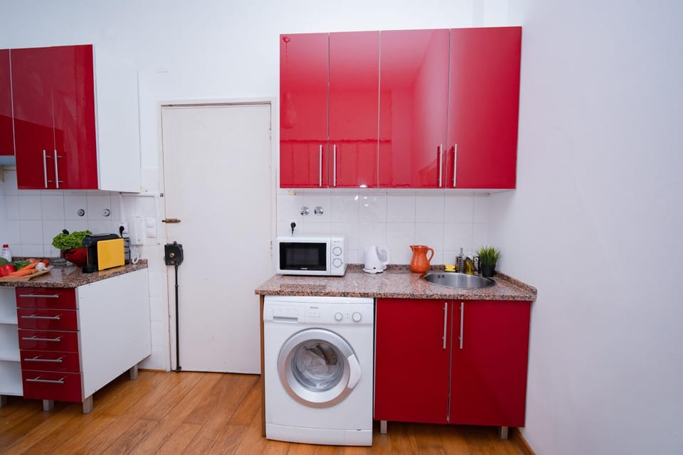 Coffee/tea facilities, dishwasher, oven, stove, washing machine