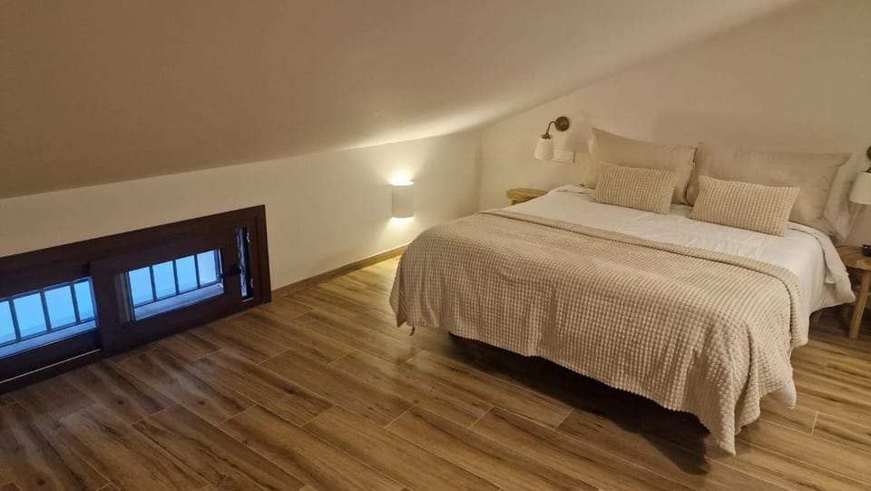 Bed, Photo of the whole room