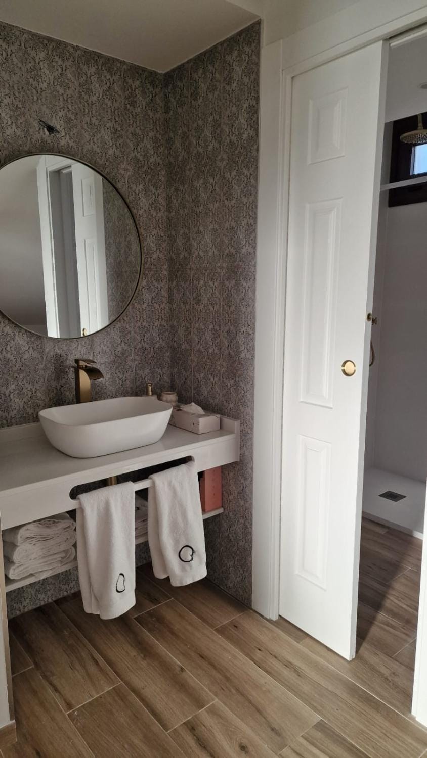 Bathroom, towels