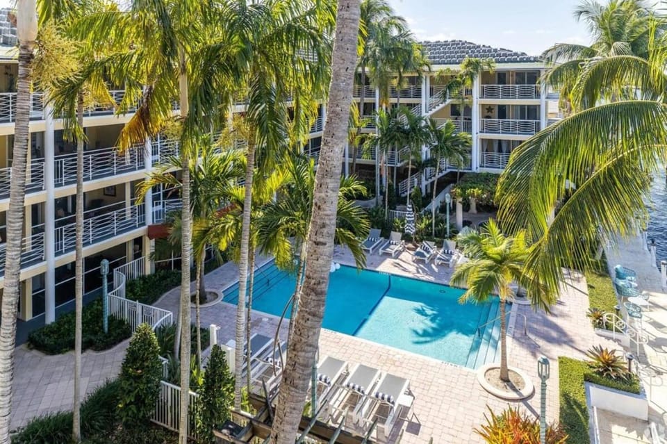 Pool view, Swimming pool, sunbed