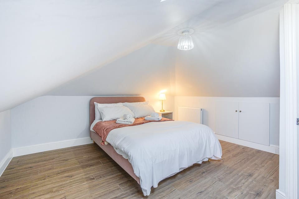 Bed, Photo of the whole room, Bedroom