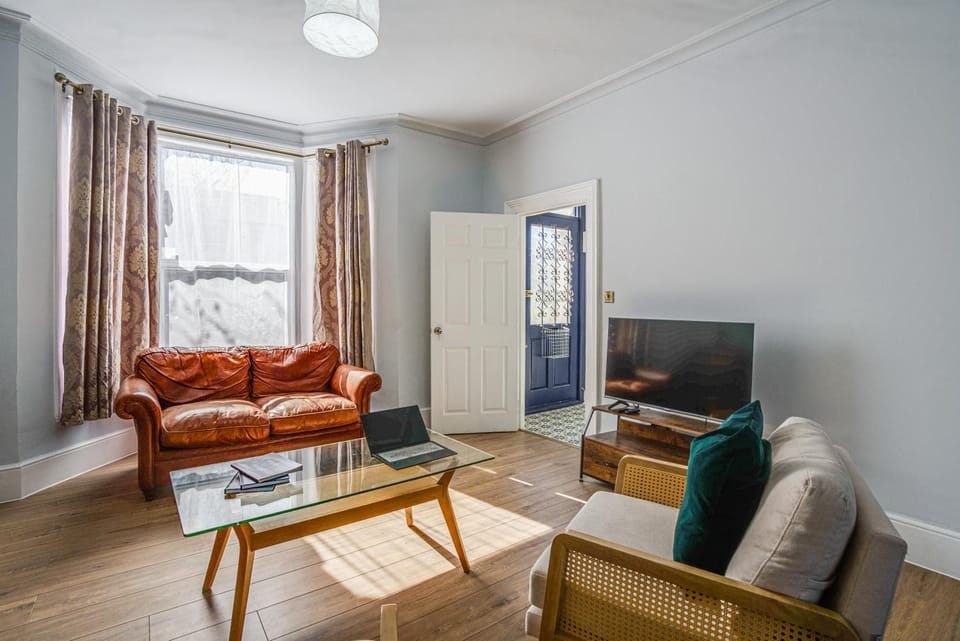 Communal lounge/ TV room, Living room, Seating area, Evening entertainment