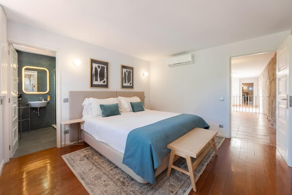 Bed, Photo of the whole room, Decorative detail, Bedroom, air conditioner