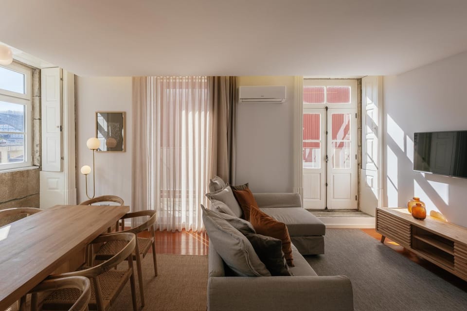 TV and multimedia, Seating area, Dining area