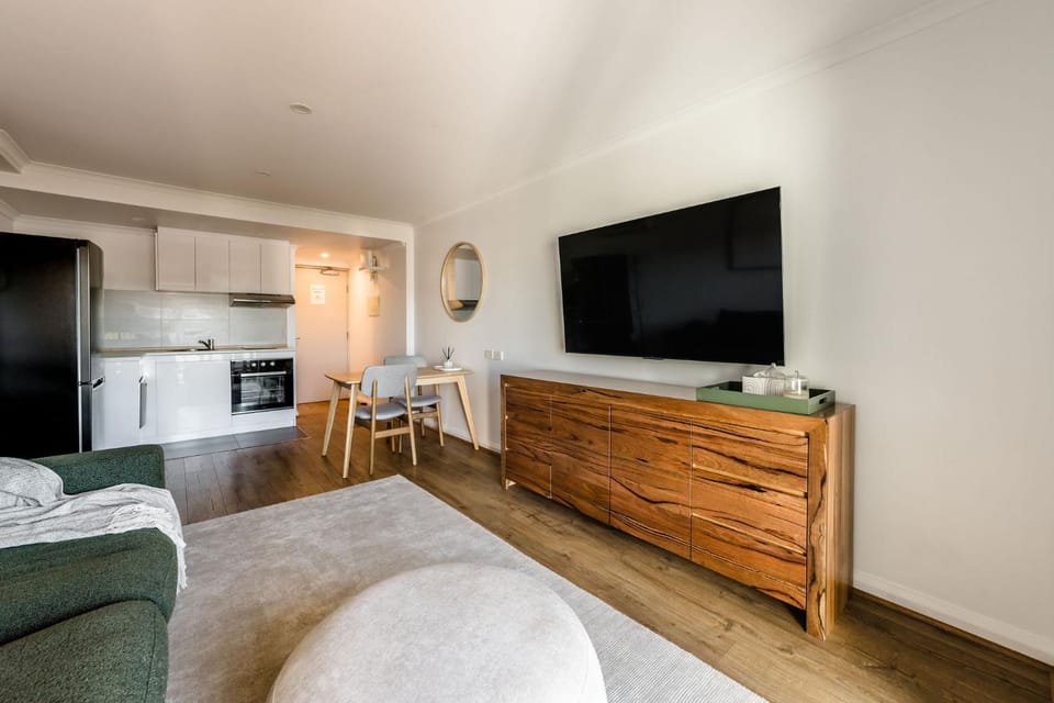 TV and multimedia, Kitchen or kitchenette, Living room, Dining area, kitchen