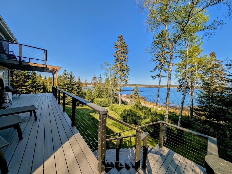 Oceanfront Crackling Cove Cottage Family firer pit slleeps 6 House in Winter Harbor
