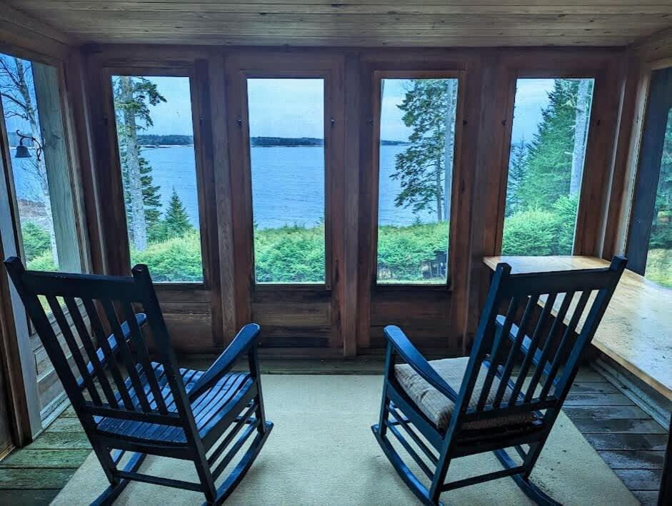 Oceanfront Crackling Cove Cottage Family firer pit slleeps 6 House in Winter Harbor