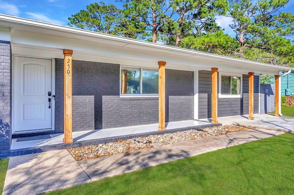 MiniGolf-Hot Tub-Firepit-Games House in Wilmington