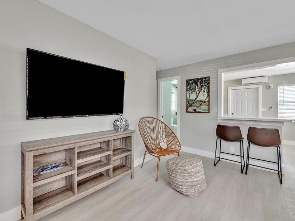 North Hollywood Beach 1BR | Walk to Ocean Apartment in Hollywood Beach