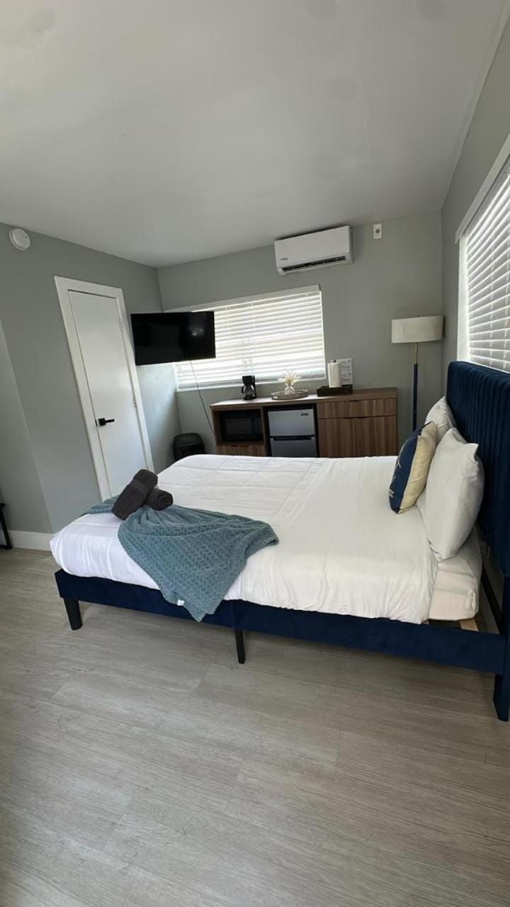 Charming 1BR Escape Near Hollywood & Dania Apartment in Hollywood Beach