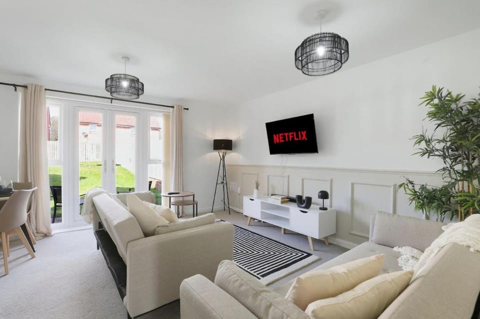 Communal lounge/ TV room, TV and multimedia, Living room, Seating area, Evening entertainment