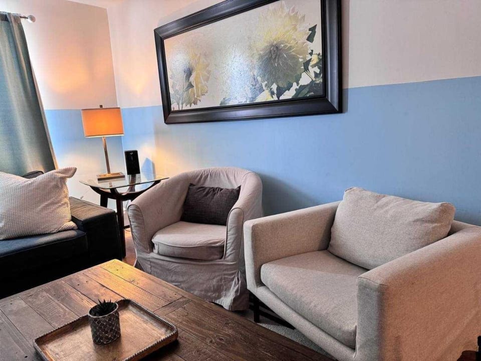 Stylish City Base for Groups and Families, Unit #4 Apartment in Dartmouth