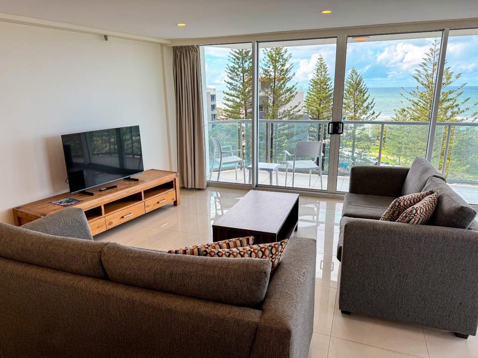 Natural landscape, TV and multimedia, Living room, Seating area, Evening entertainment