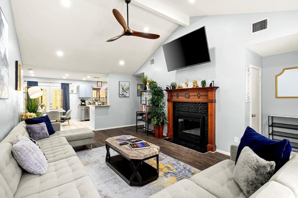 Communal lounge/ TV room, TV and multimedia, Seating area, Evening entertainment, fireplace