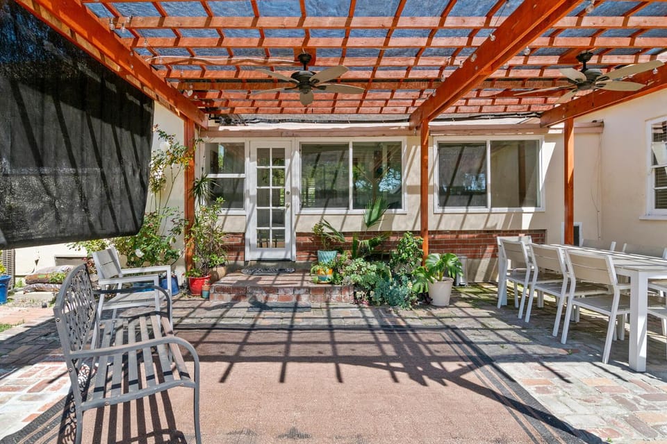 Modern piano Los Angeles home by universal studio & Hollywood for 10 Villa in Valley Village