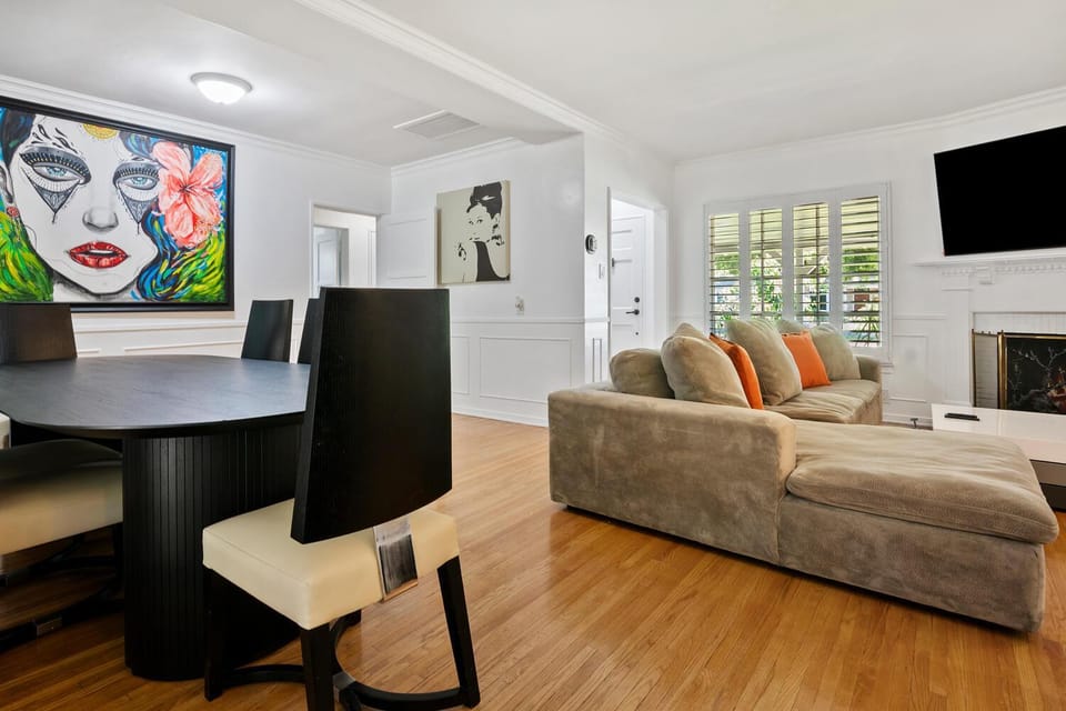 Modern piano Los Angeles home by universal studio & Hollywood for 10 Villa in Valley Village