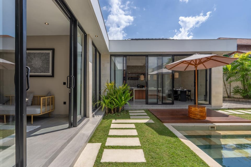 Property building, Garden view, Pool view, Swimming pool