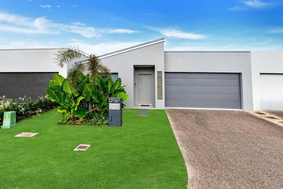 Manoora Haus - Industrial Oasis near Parks & Beach House in Cairns