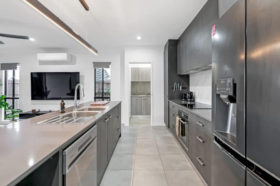 Manoora Haus - Industrial Oasis near Parks & Beach House in Cairns