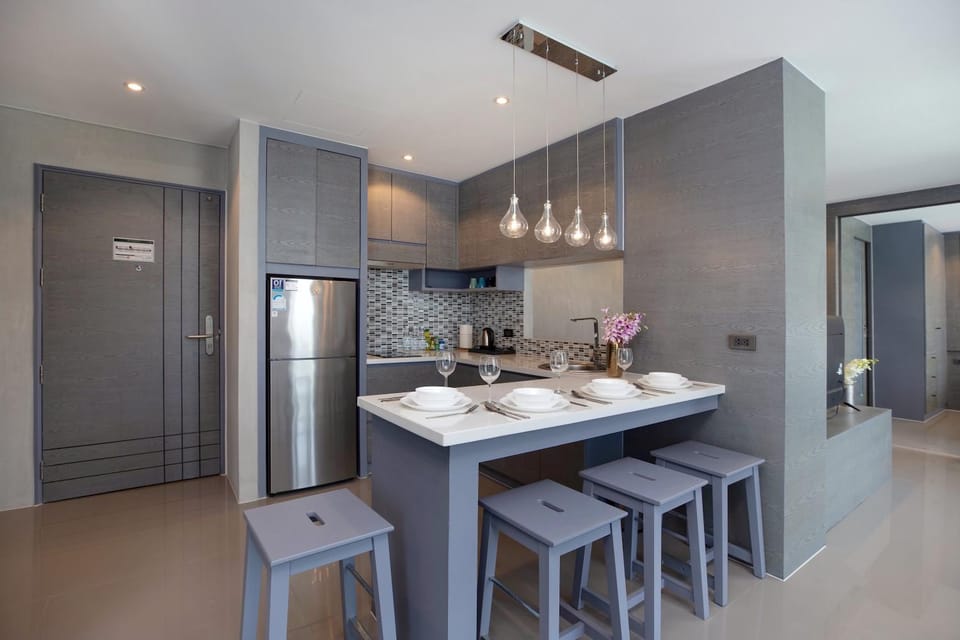 Kitchen or kitchenette, Dining area