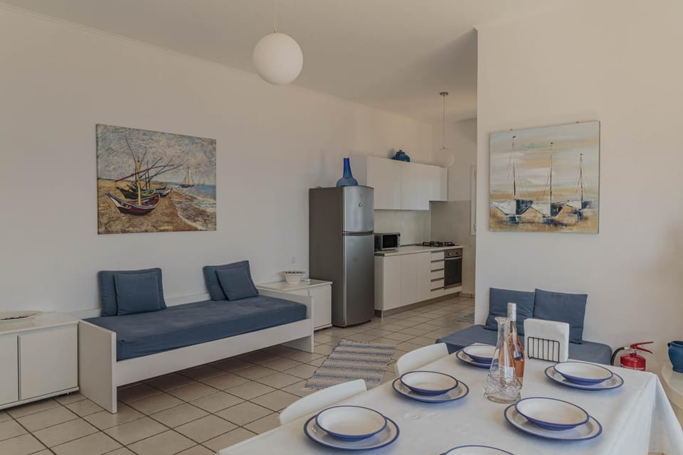 Living room, Seating area, Dining area, oven