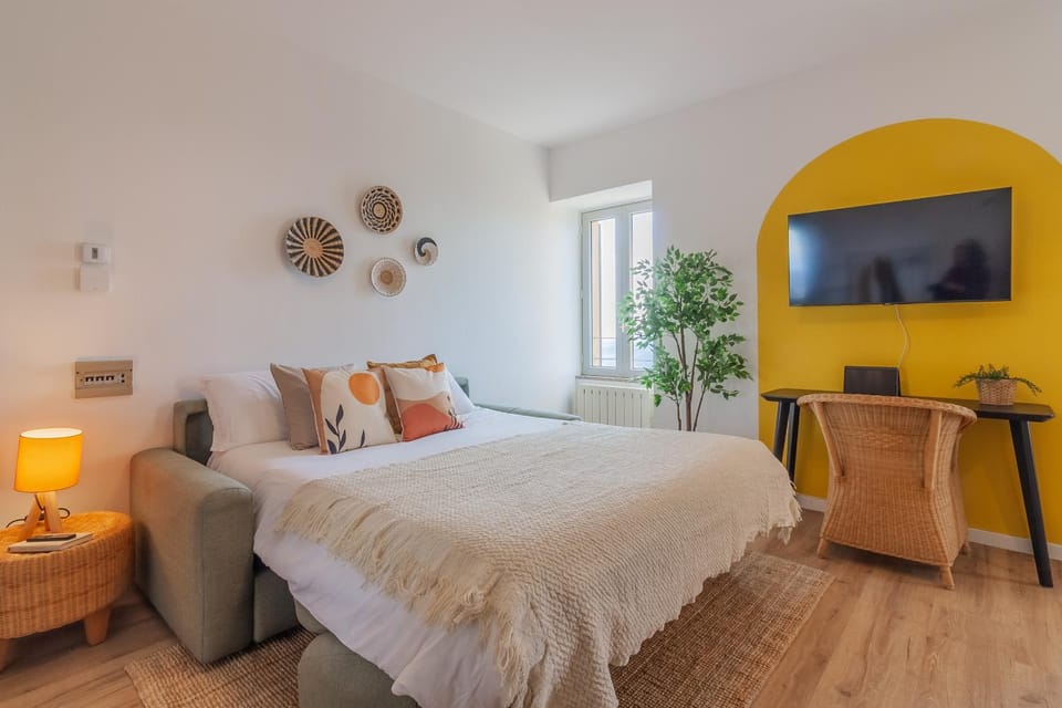 Bed, TV and multimedia, Living room, Photo of the whole room, Seating area, Bedroom