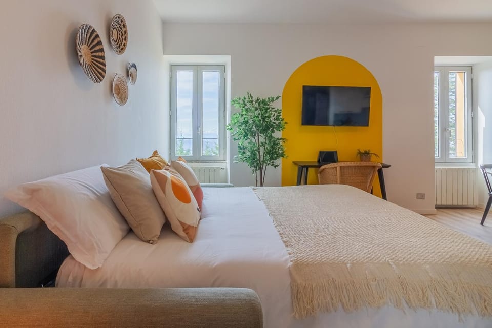 Communal lounge/ TV room, Bed, TV and multimedia, Living room, Photo of the whole room, Seating area, Evening entertainment, Bedroom