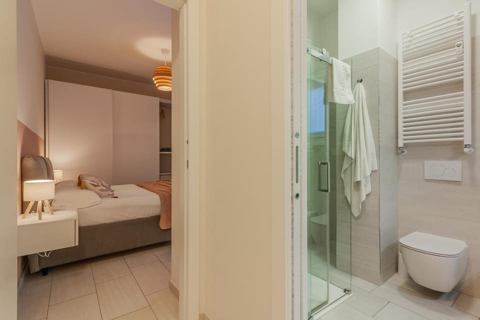 Shower, Toilet, Bed, Bathroom, Photo of the whole room, Bedroom, towels