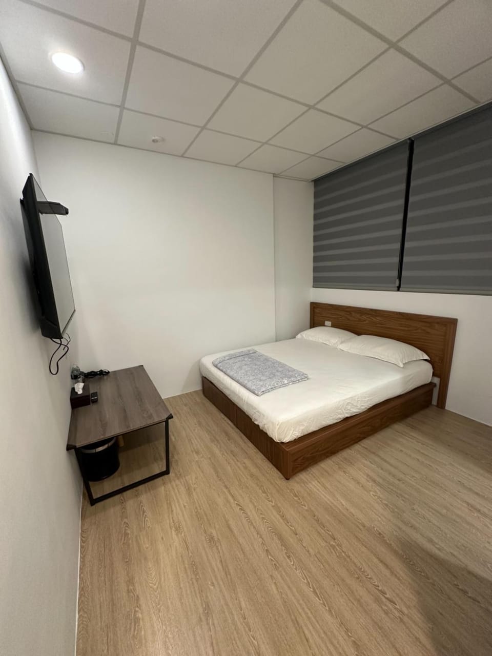 Bed, TV and multimedia, Photo of the whole room, Bedroom