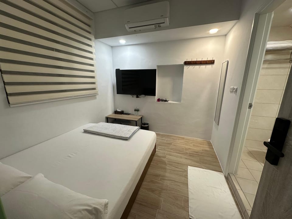 Bed, TV and multimedia, Photo of the whole room, Bedroom, air conditioner