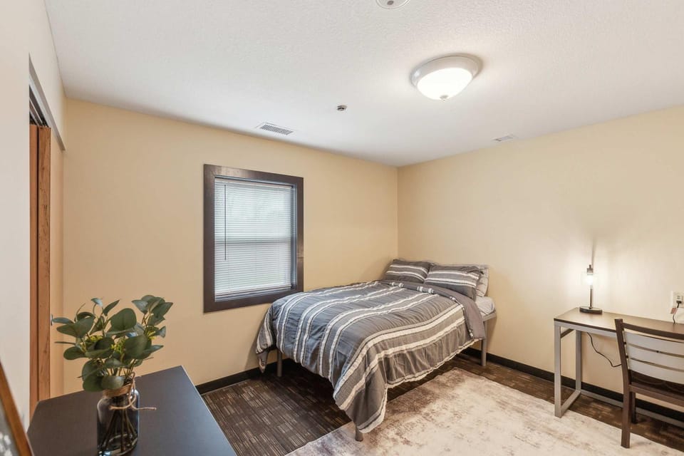 Bright and Connected Your Ideal Getaway Apartment in Mansfield