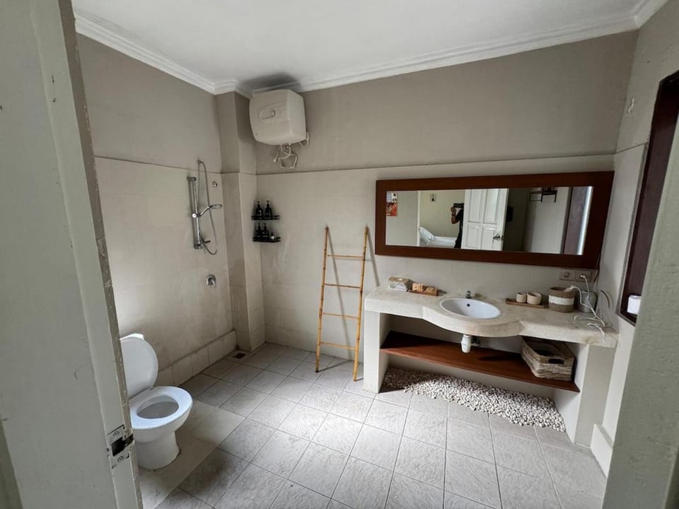 Balieys Villa, Tranquil Hideaway in Central Canggu Villa in North Kuta