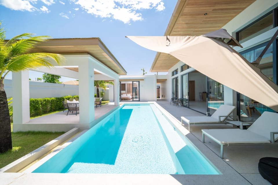 Property building, Day, Pool view, Swimming pool, sunbed